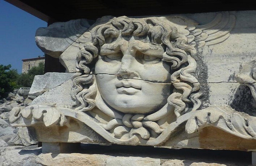 اكتشاف تمثال رخامي "مبتسم" لميدوسا في مدينة أماسرا التر...